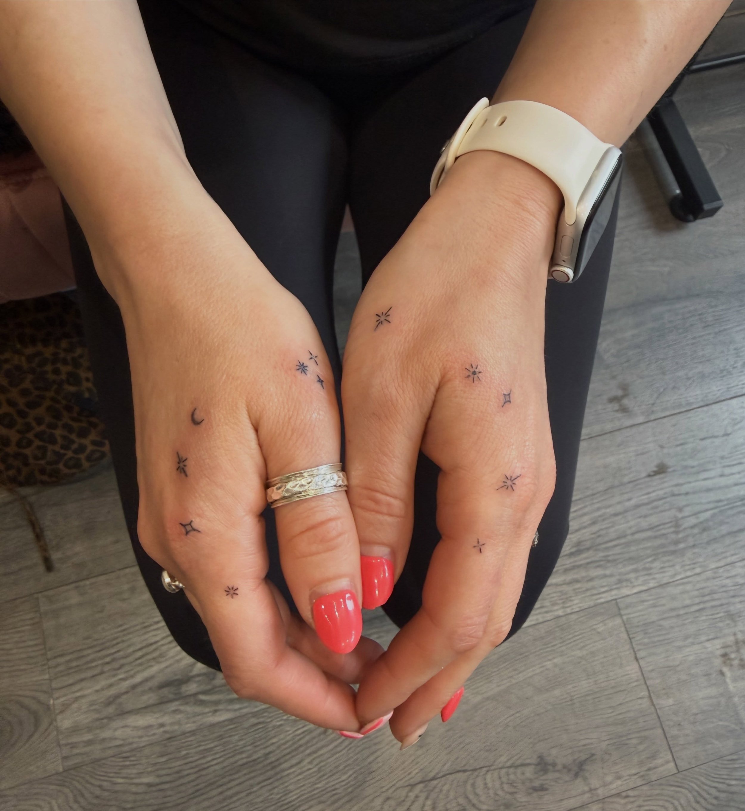 The perfect way to keep those little hands close 🤍🖤✨

#handholdingtattootrend #tinytats #finelinetattoos #motherhood #cardifftattoo