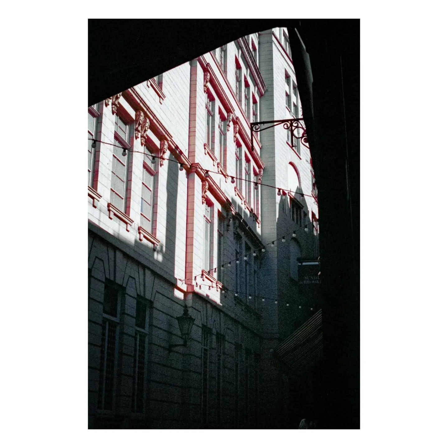A little bit of contrast never hurt anybody 
.
.
.
.
.
.
.
.
.
#photo #photography #filmphoto #filmphotography #35mmfilm #ﬁlmisnotdead #staybrokeshootﬁlm #urbanphotography #cityphotography #kodak #kodakproimage100 #olympus #olympustrip35 #london #lon