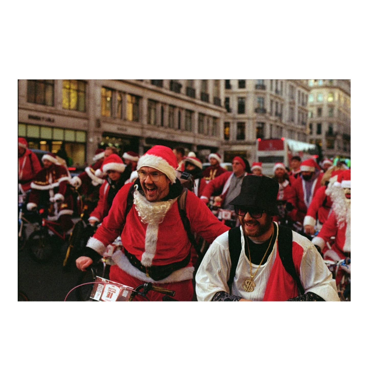 Santaposting in February is fine 

#photography #35mmfilm #nikonfe2 #kodak #streetphotography