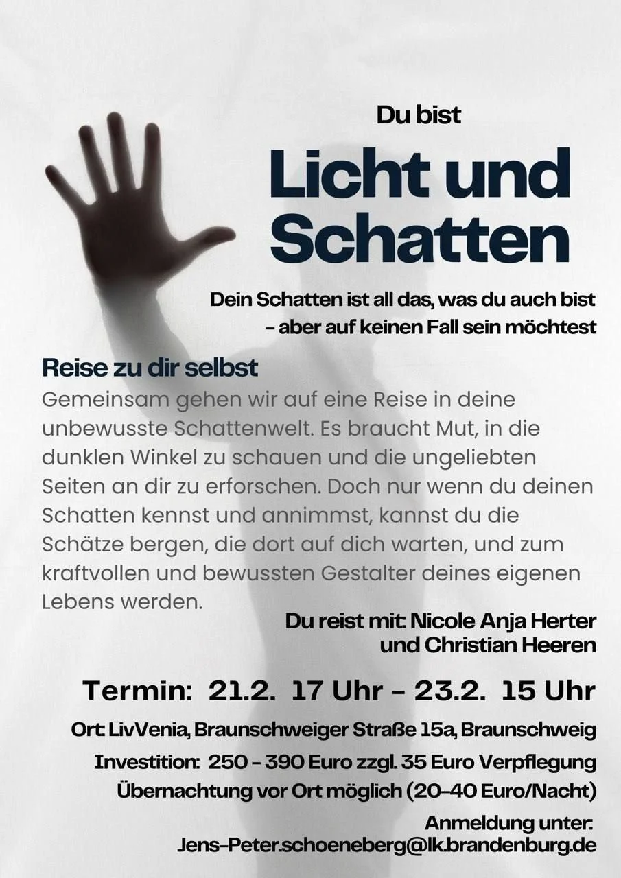 Ein Flyer mit einer Hand im Schatten und Text auf Deutsch, der zu einer Reise zu sich selbst einlädt, inklusive Termine, Ort und Kontaktinformationen.