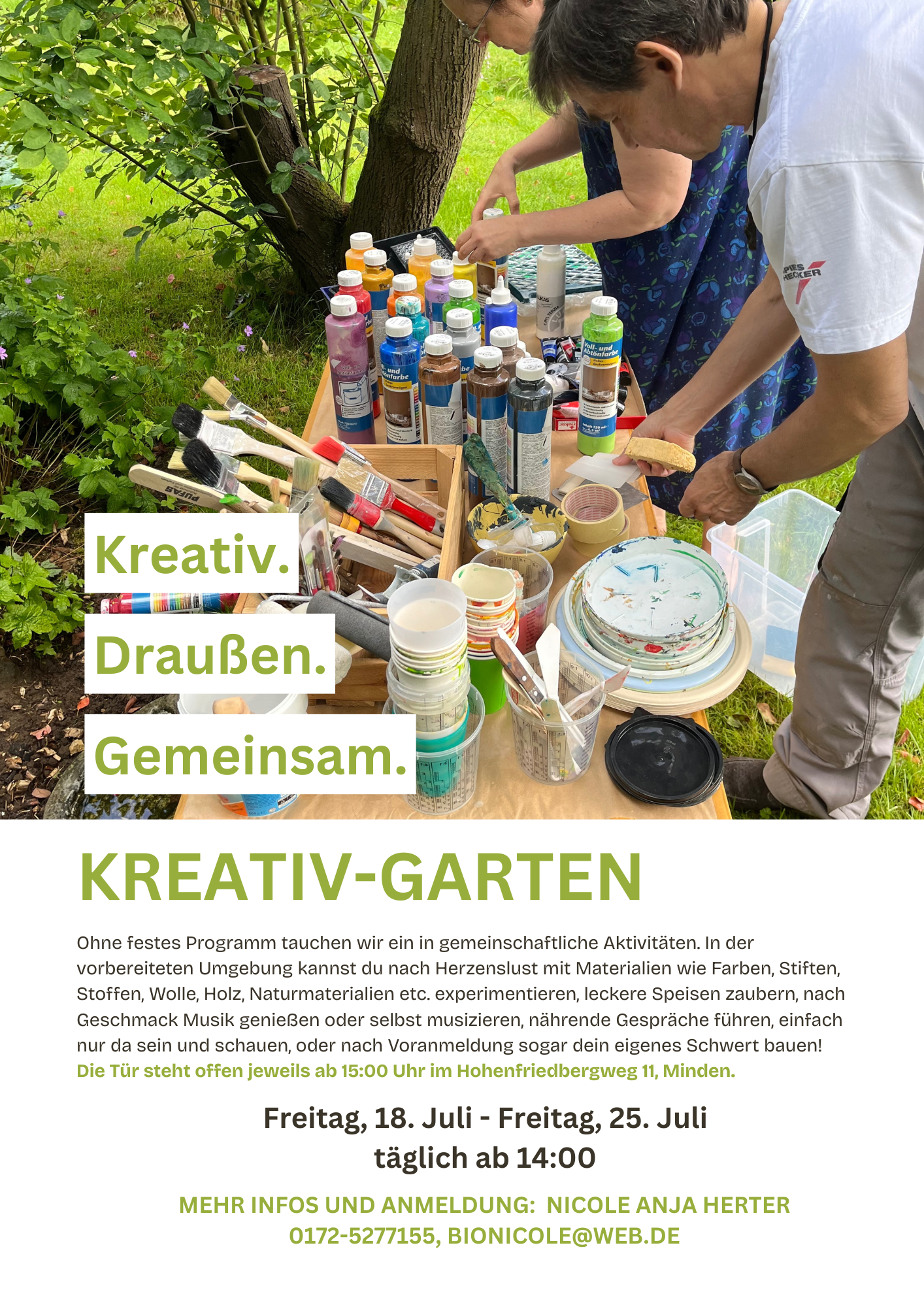 Bunte Outdoor-Kunstwerkstatt mit Malutensilien und Menschen bei der Bastelarbeit im Garten.