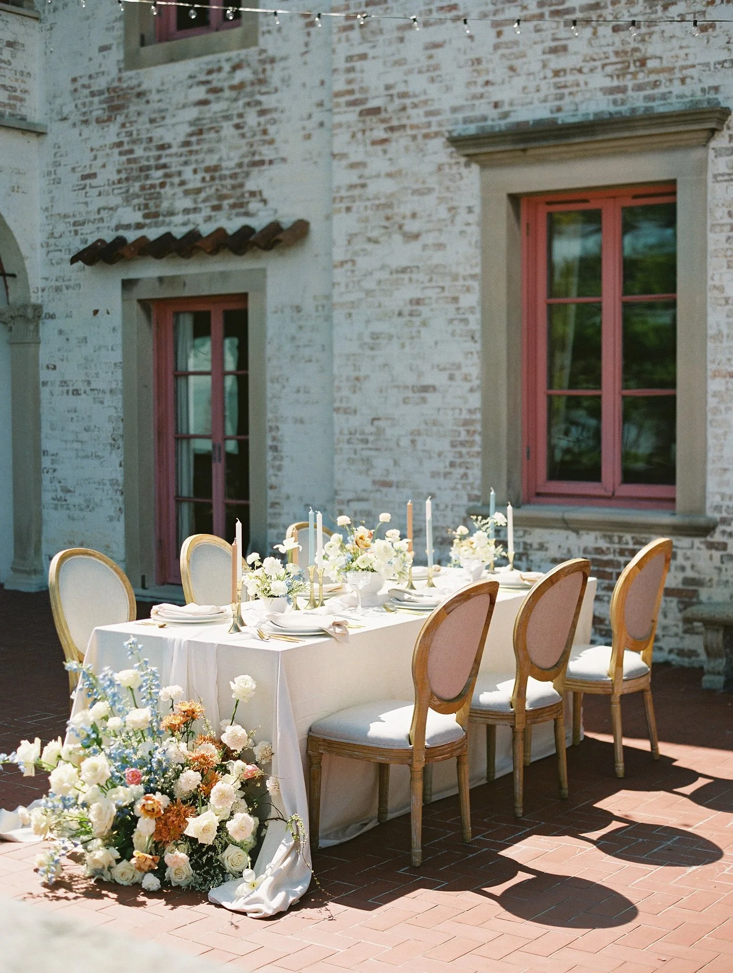 Alfresco, but make it chic&mdash;French chairs, gold flatware, layered plates, and a floral moment that&rsquo;s not shy.
.
@thevillamke
@marlamidwestern @midwesternbride
@jessicabedorephoto @1209creative @davidcharlespro @velvet_rentals 
@whisk.chick