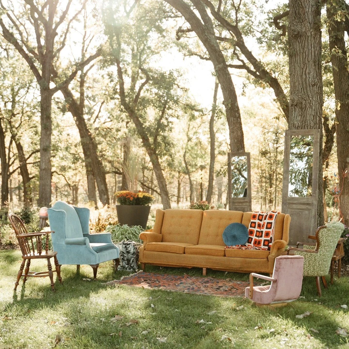 Summer&rsquo;s calling, and it&rsquo;s saying: stay awhile. From velvet chairs to golden hour glow, our lounges are made for mingling, memory-making, and maybe just a little champagne sipping 🥂 DM us to start building your dream lounge.
.
@mospeerph