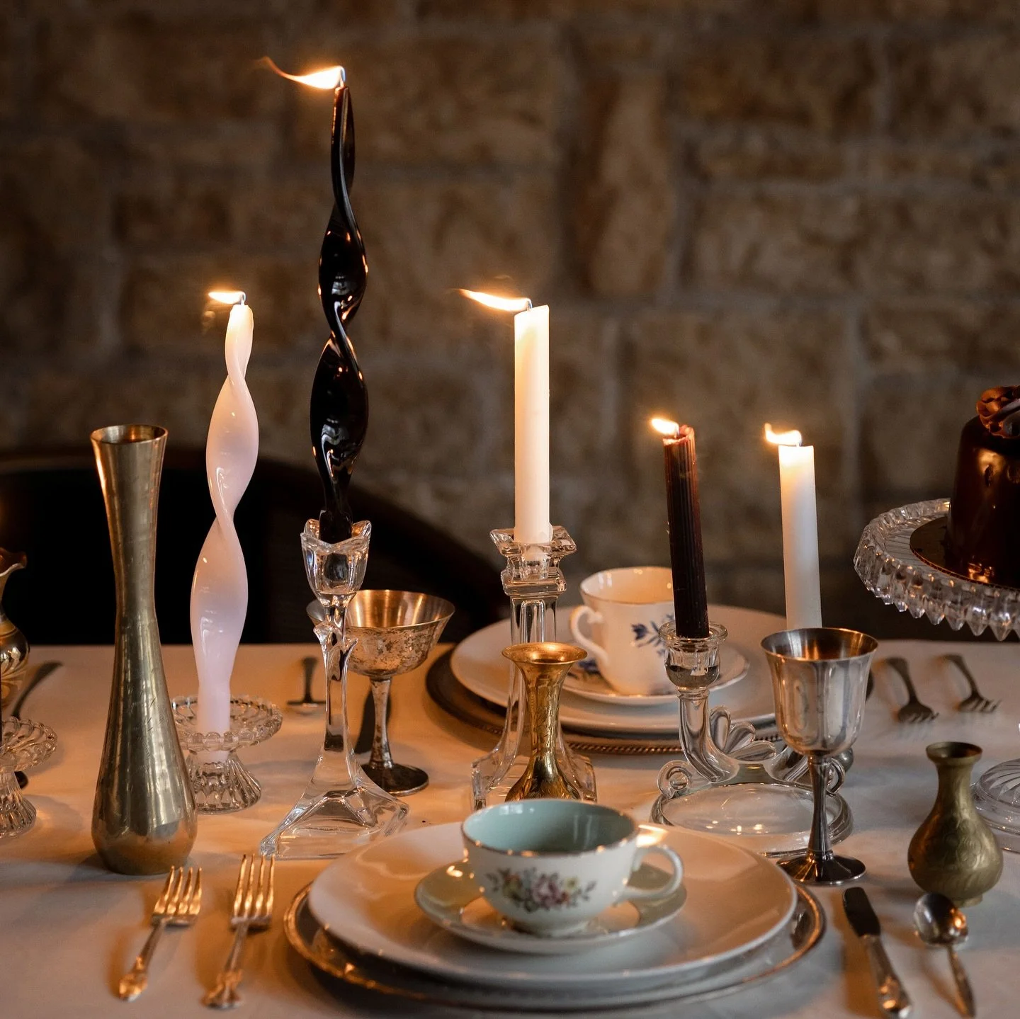 Ghosts with good taste don&rsquo;t haunt &mdash; they curate. We got retro props, moody lighting, and tableware to die for. Rent the pieces that bring your eerie elegance to life 🖤
.
@_evollve @miriameventsco @lilyforestdesigns 
.
#spookytablescape 