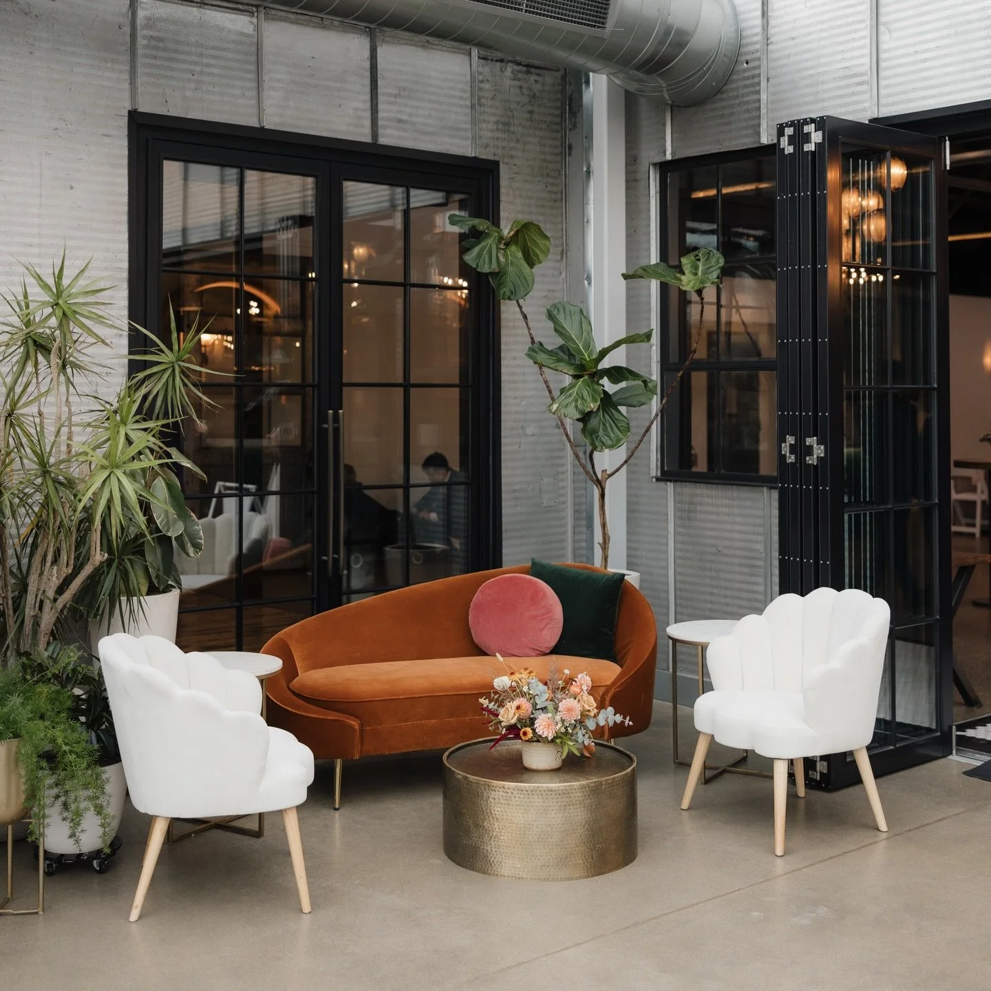 Different corners for every kind of guest ✨
From cozy lounge moments for the grown-ups to playful nooks just for the kids, creating multiple areas lets everyone spread out, relax, and enjoy the celebration in their own way.
.
📸 @valerie.halling , @t