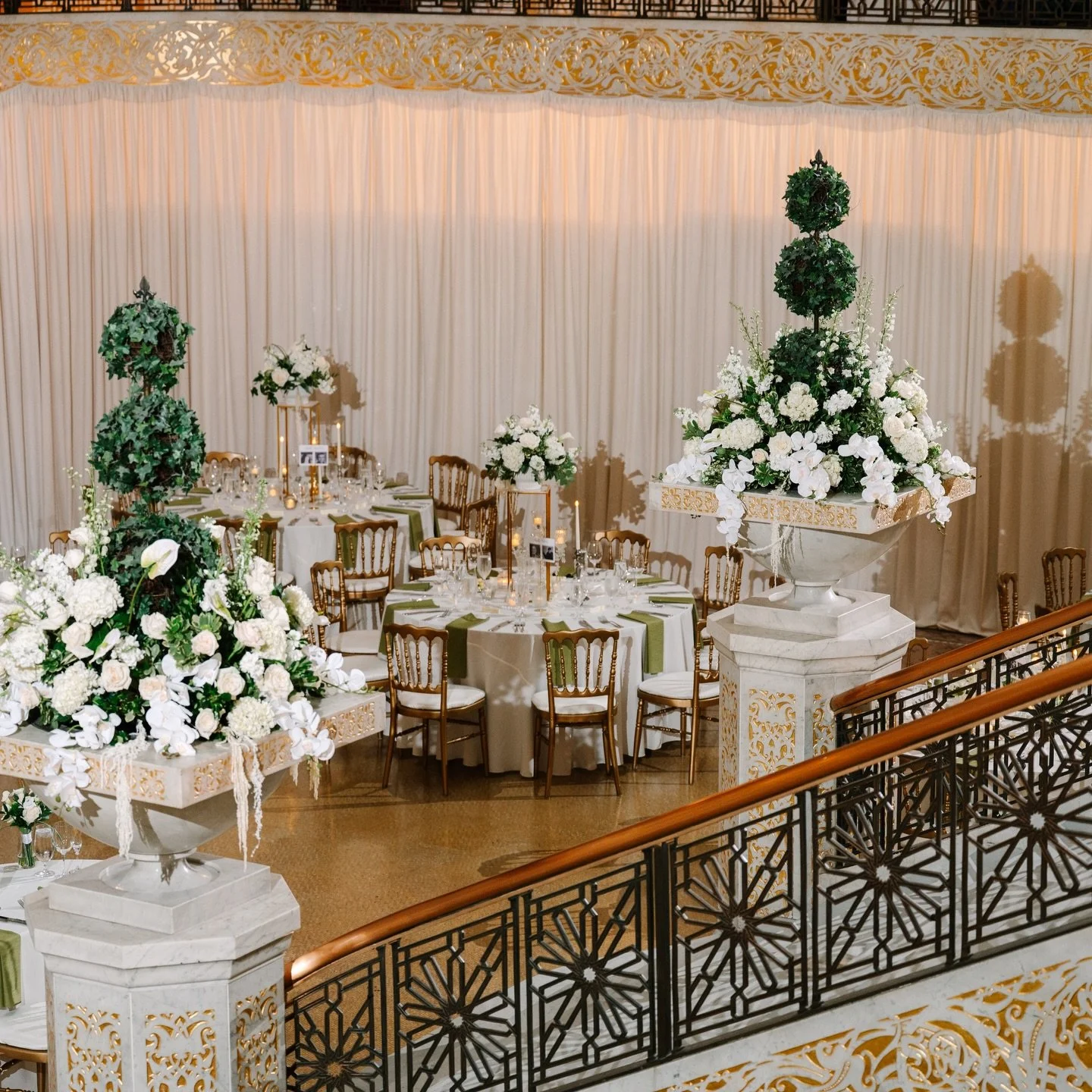 A magical night for Audrey &amp; Alexander at The Rookery ✨
Featuring new Velvet Rentals inventory (soon to be published on our website):
✨ Art Deco Mirror
✨ Paris Candelabras
✨ Luxe glass + crystal table pieces

Chicago weddings hit different 🤍
.

