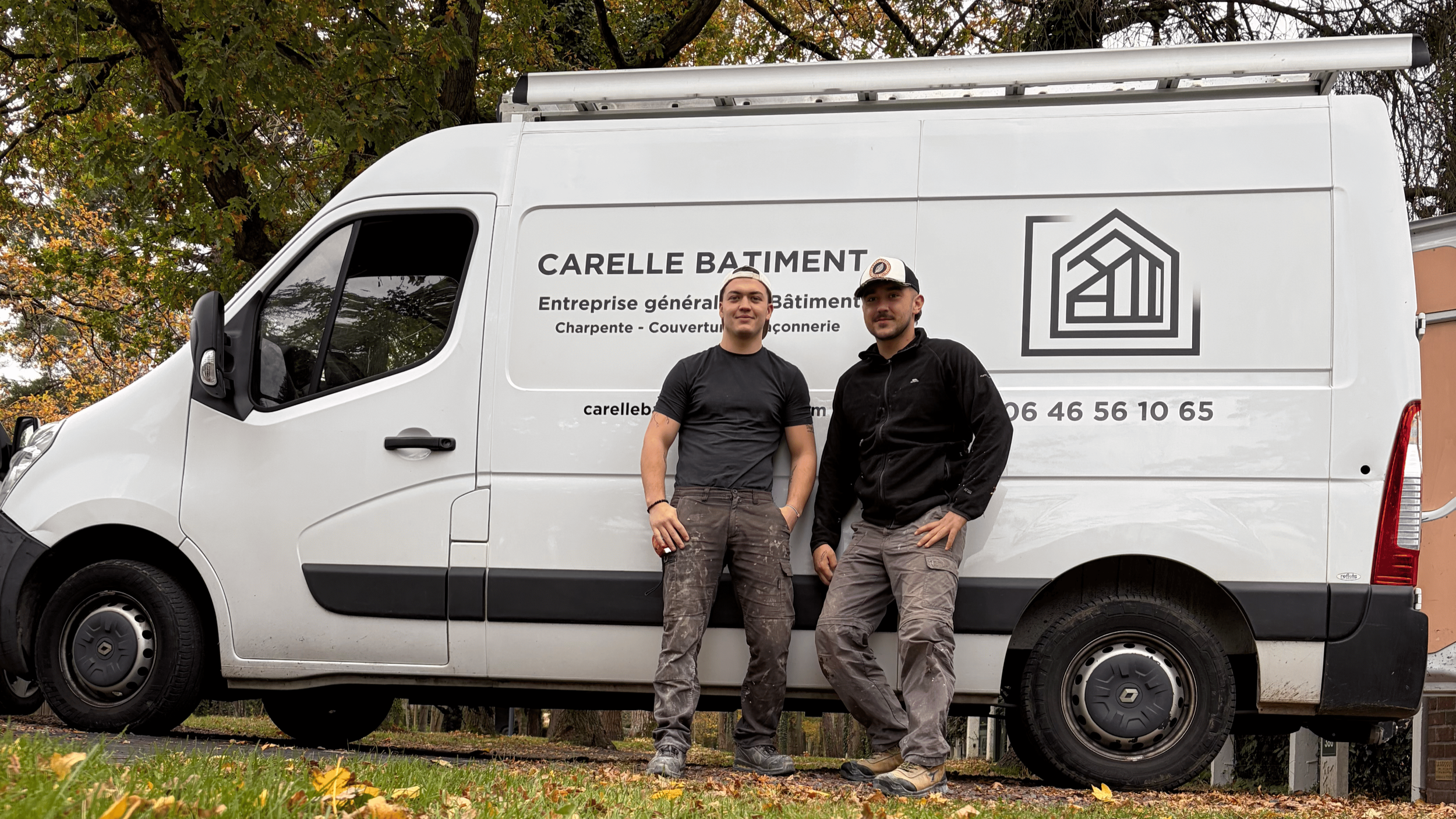 Le fondateur et un de ses employés posent devant un van blanc avec le logo et les coordonnées de l'entreprise Carelle Batiment, spécialisée dans la construction et la couverture.