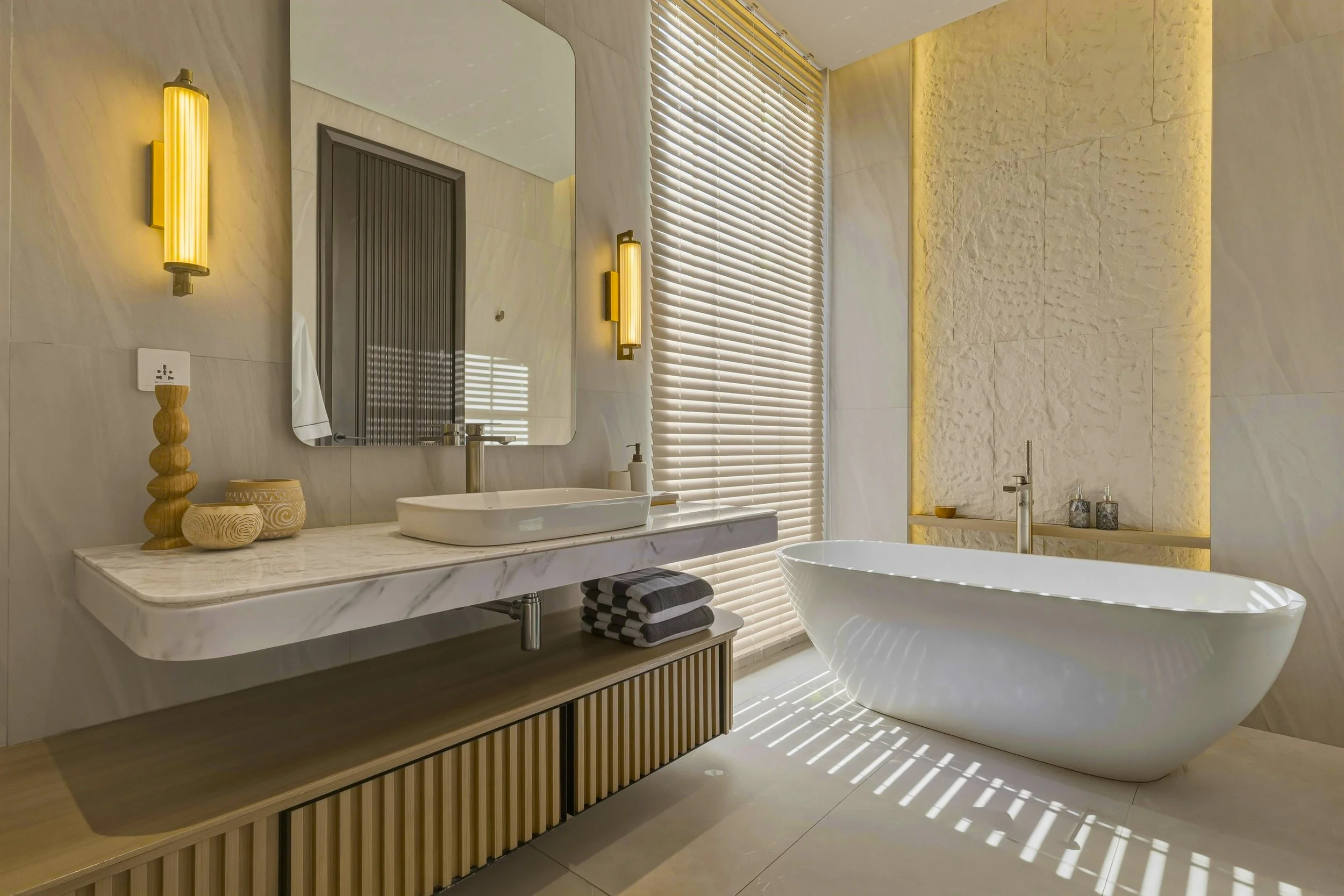 Relax after whole day of sightseeing in a freestanding bathtub along with your favorite drinks