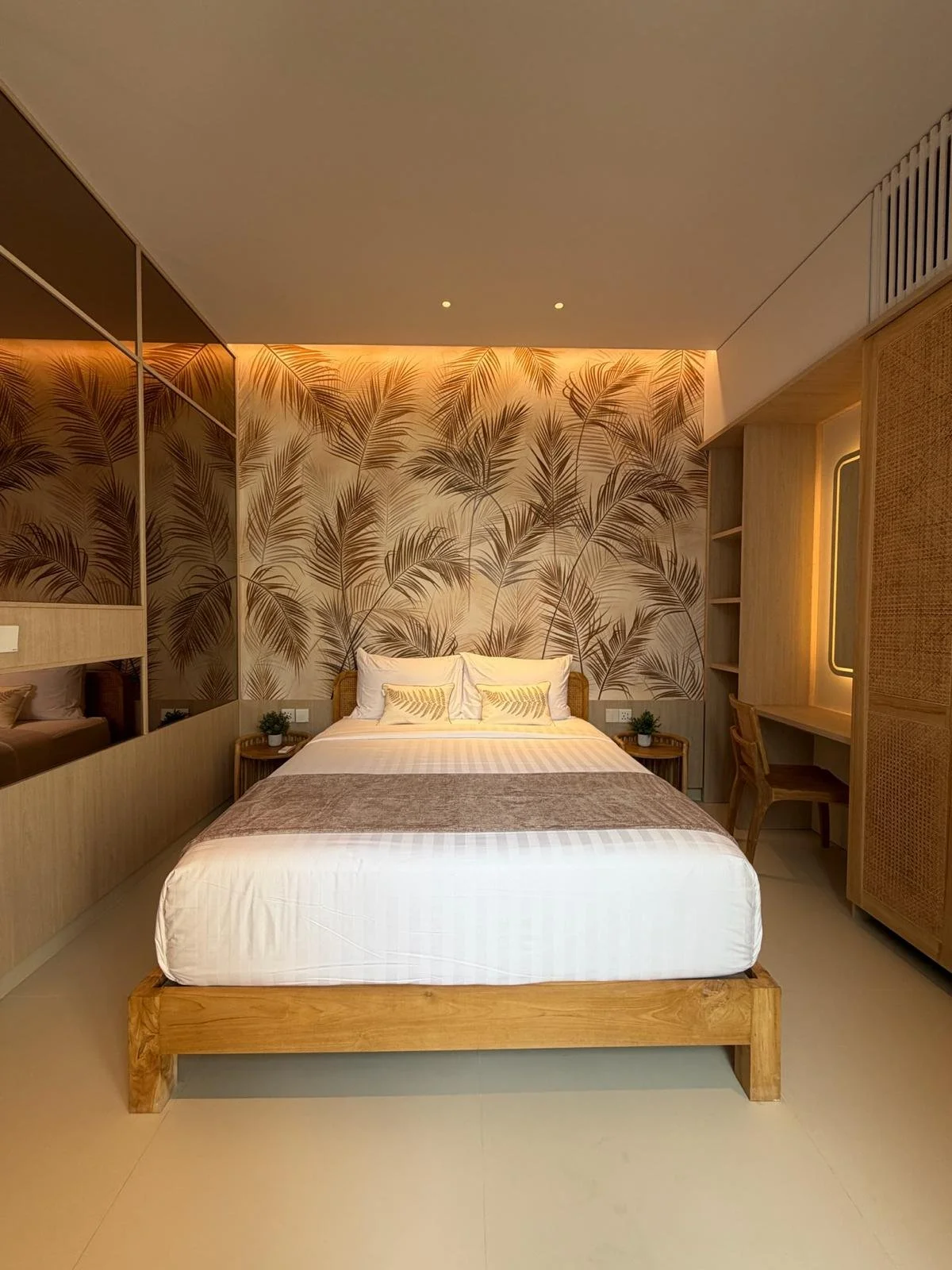 palm bedroom2.jpeg