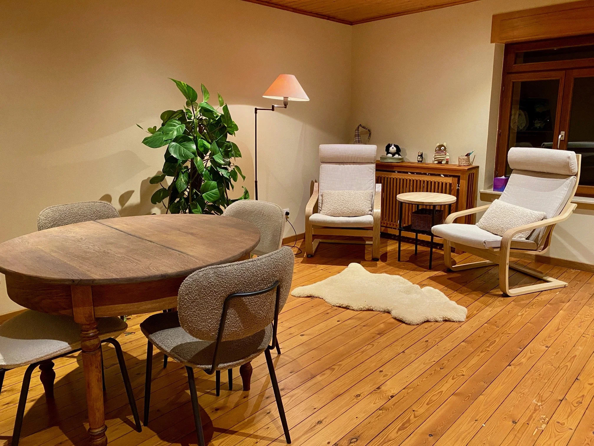 Coaching Studio mit links einem runden Tisch und rechts einer Sitzecke mit zwei Sesseln