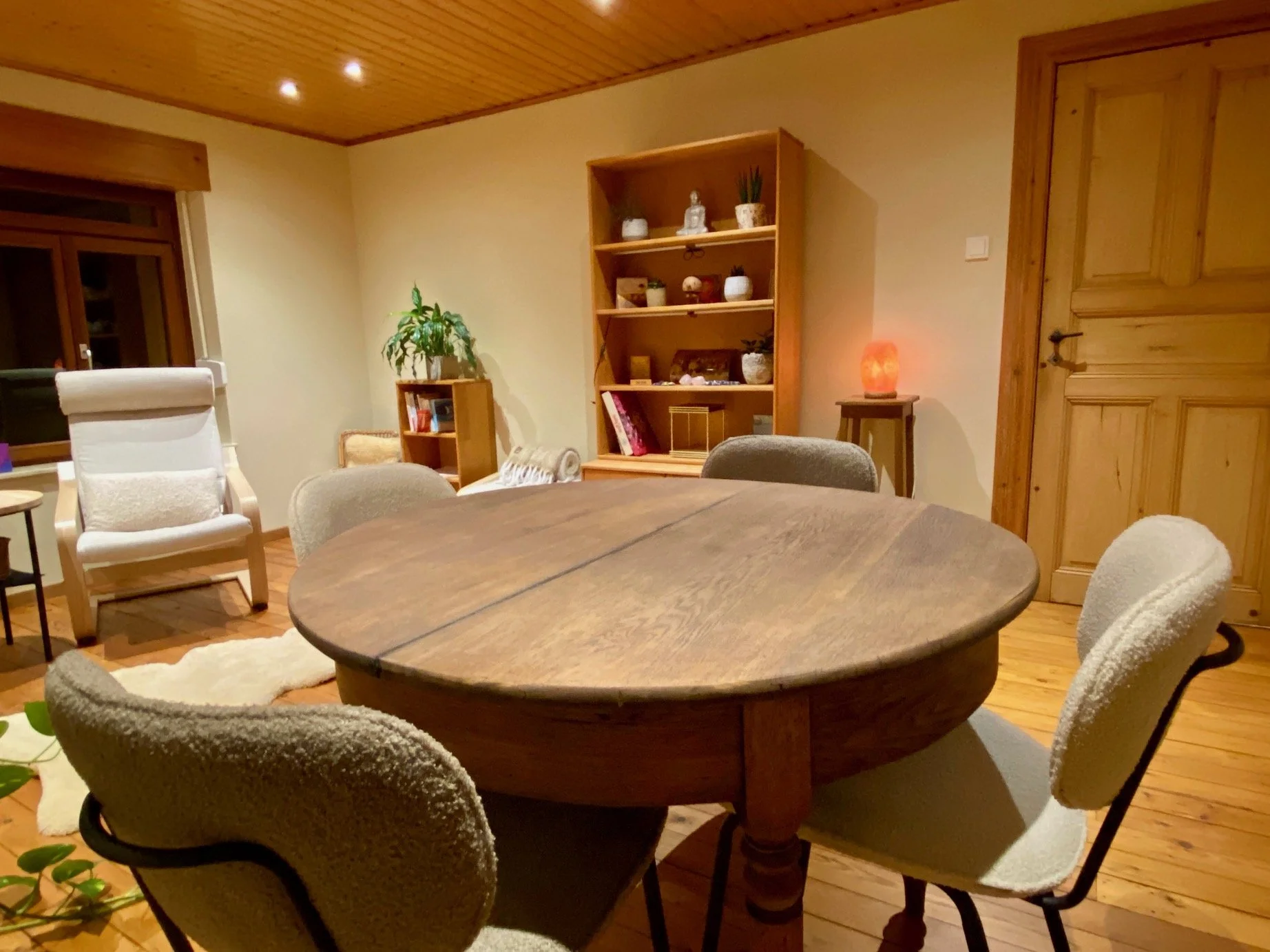 runder Tisch mit 4 Stühlen für die Nachbesprechung