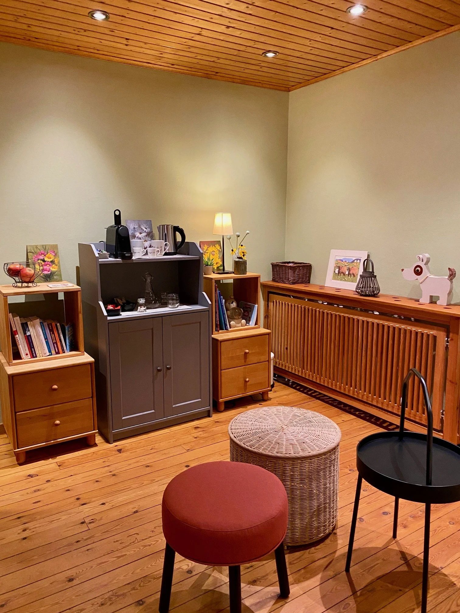 Kommode mit Kaffeemaschine, Wasserkocher, Wasserkaraffe, Gläsern und Tassen