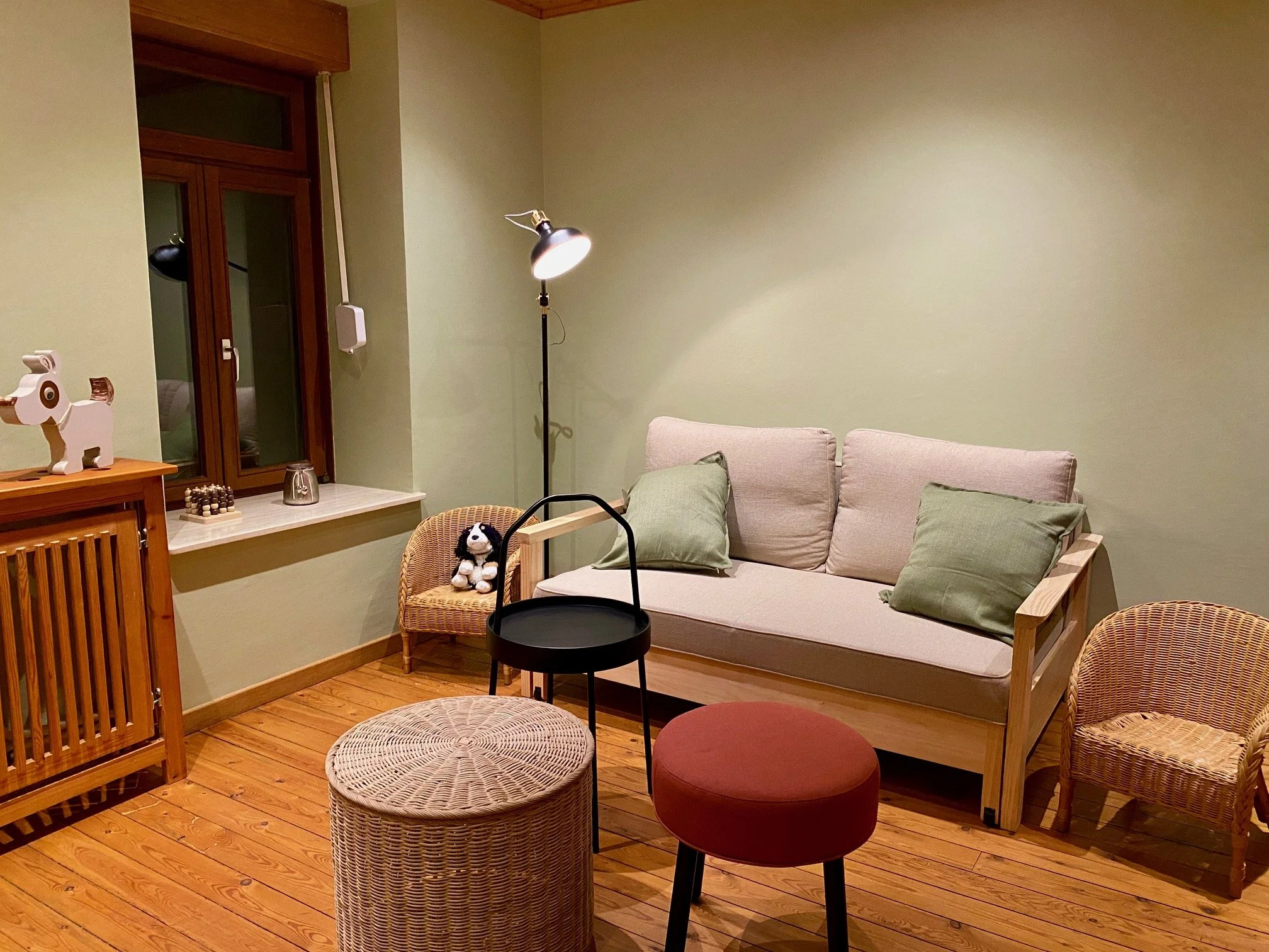 Sofa mit Kindersessel und 3 Beistelltischen