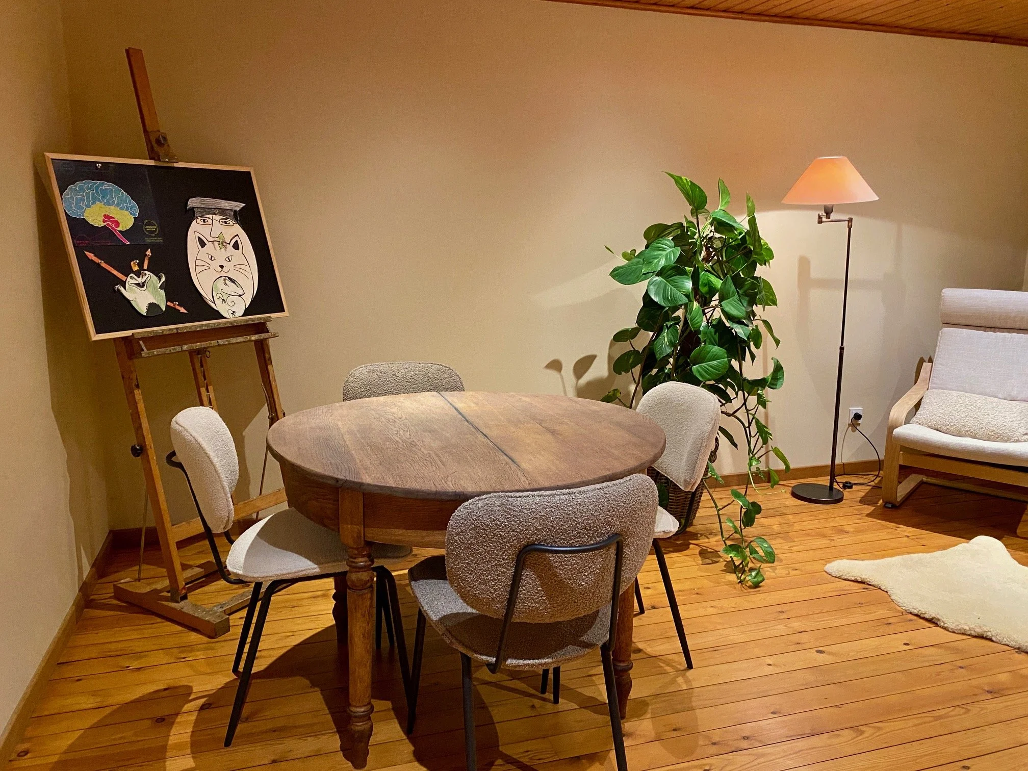 runder Tisch mit 4 Stühlen für das Gespräch