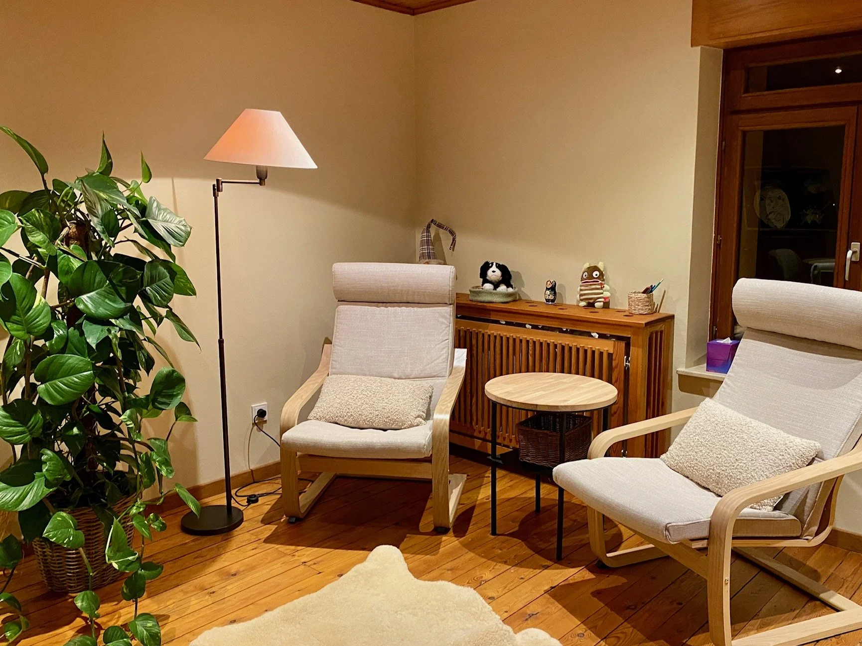 Sitzecke mit zwei Sesseln, in der die eigentliche mindTV Sitzung stattffindet