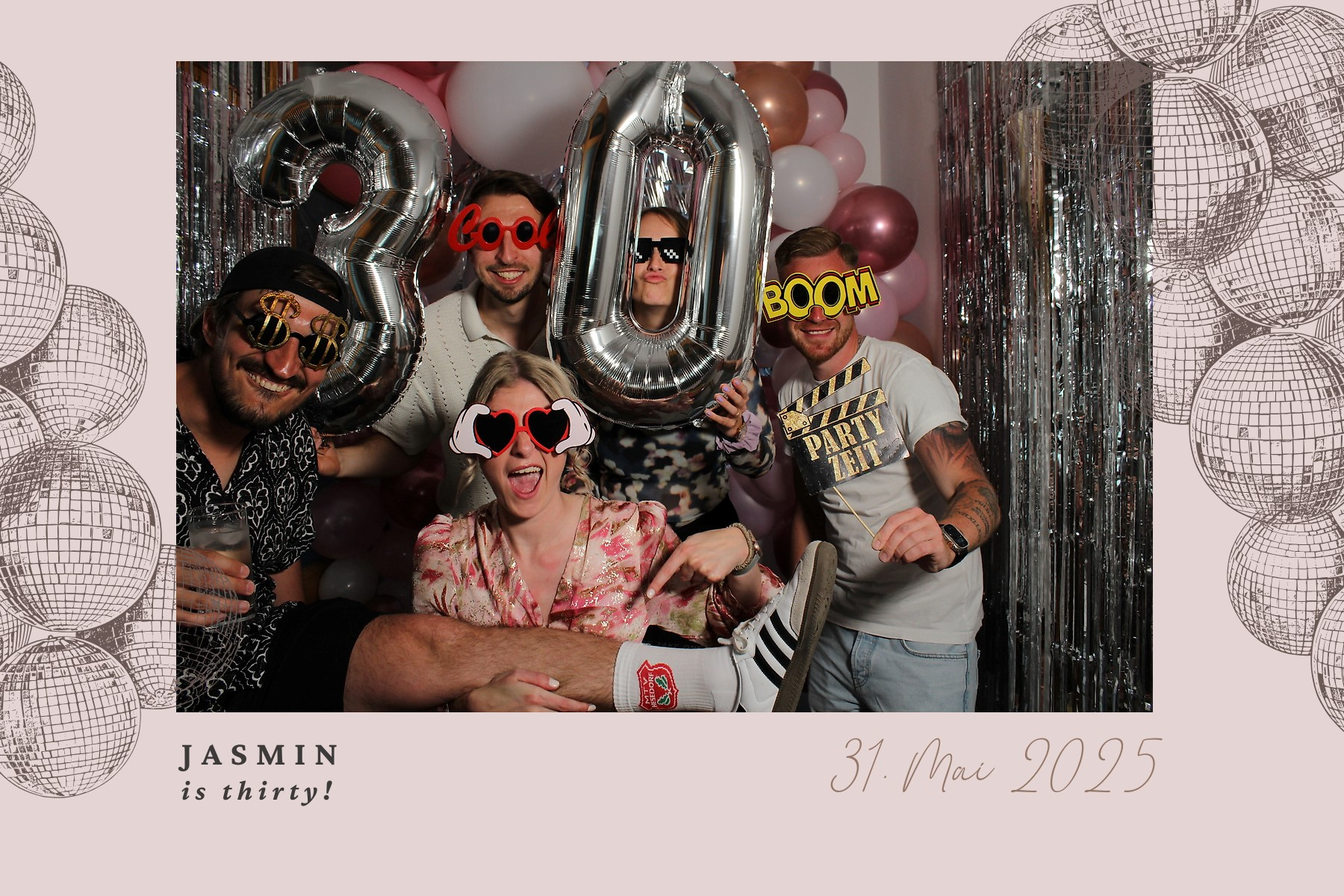 Gruppe von Freunden feiern Jasmin's 30. Geburtstag mit Luftballons, Party-Requisiten und einem Hintergrund mit Ballons und Dekorationen
