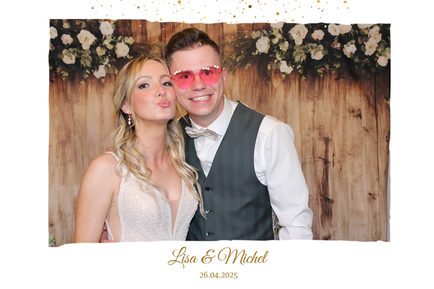 Lauries Kunden Fernando und Kate umarmen sich nach ihrer Hochzeit.