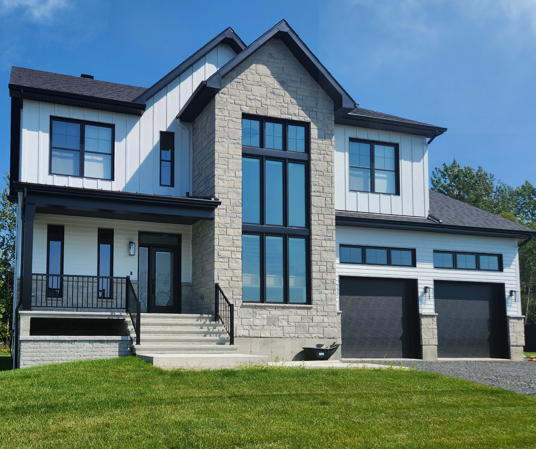 photo d'une maison à grande fenestration