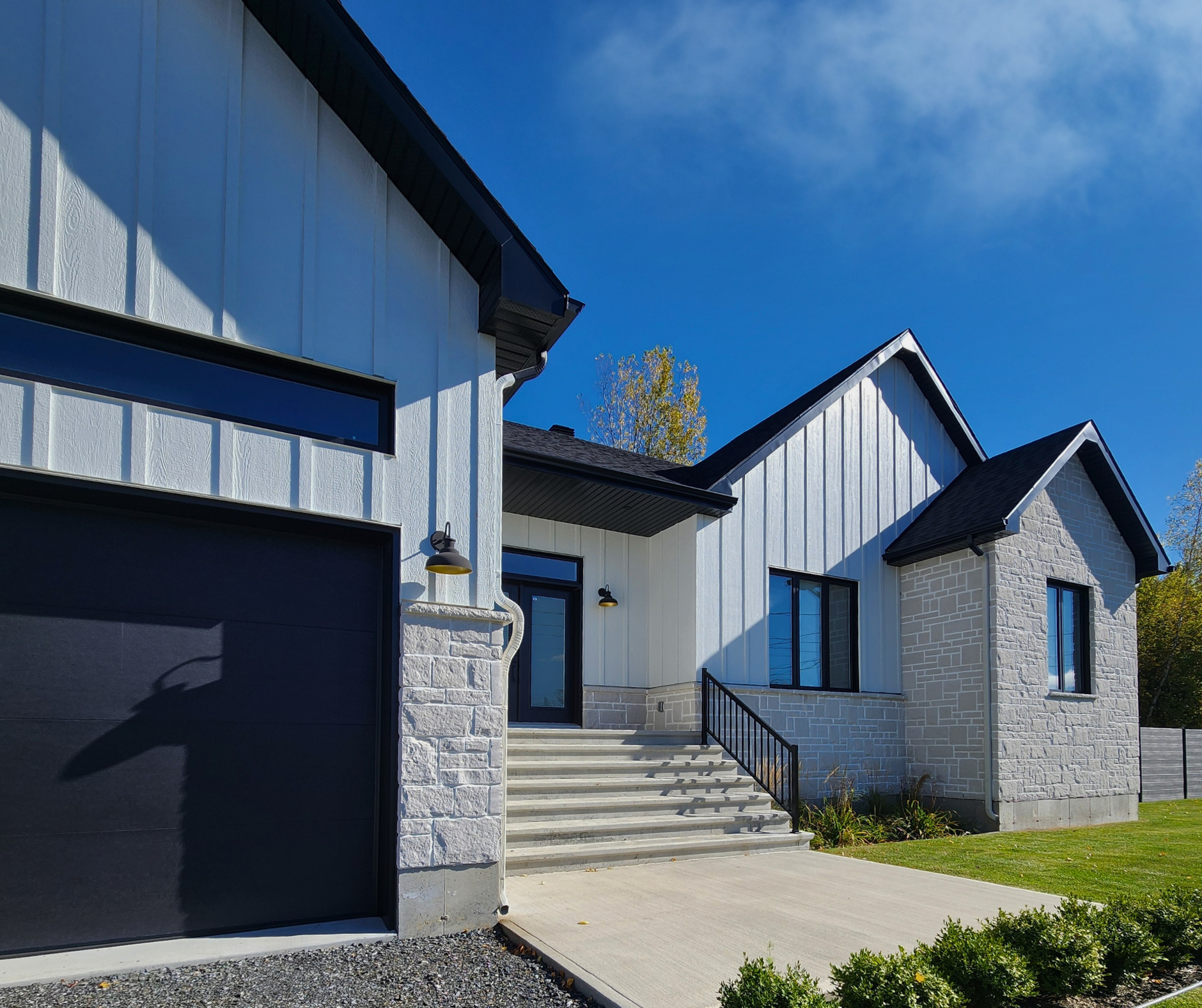 Photo d'une maison blanche par Construction Desmarais