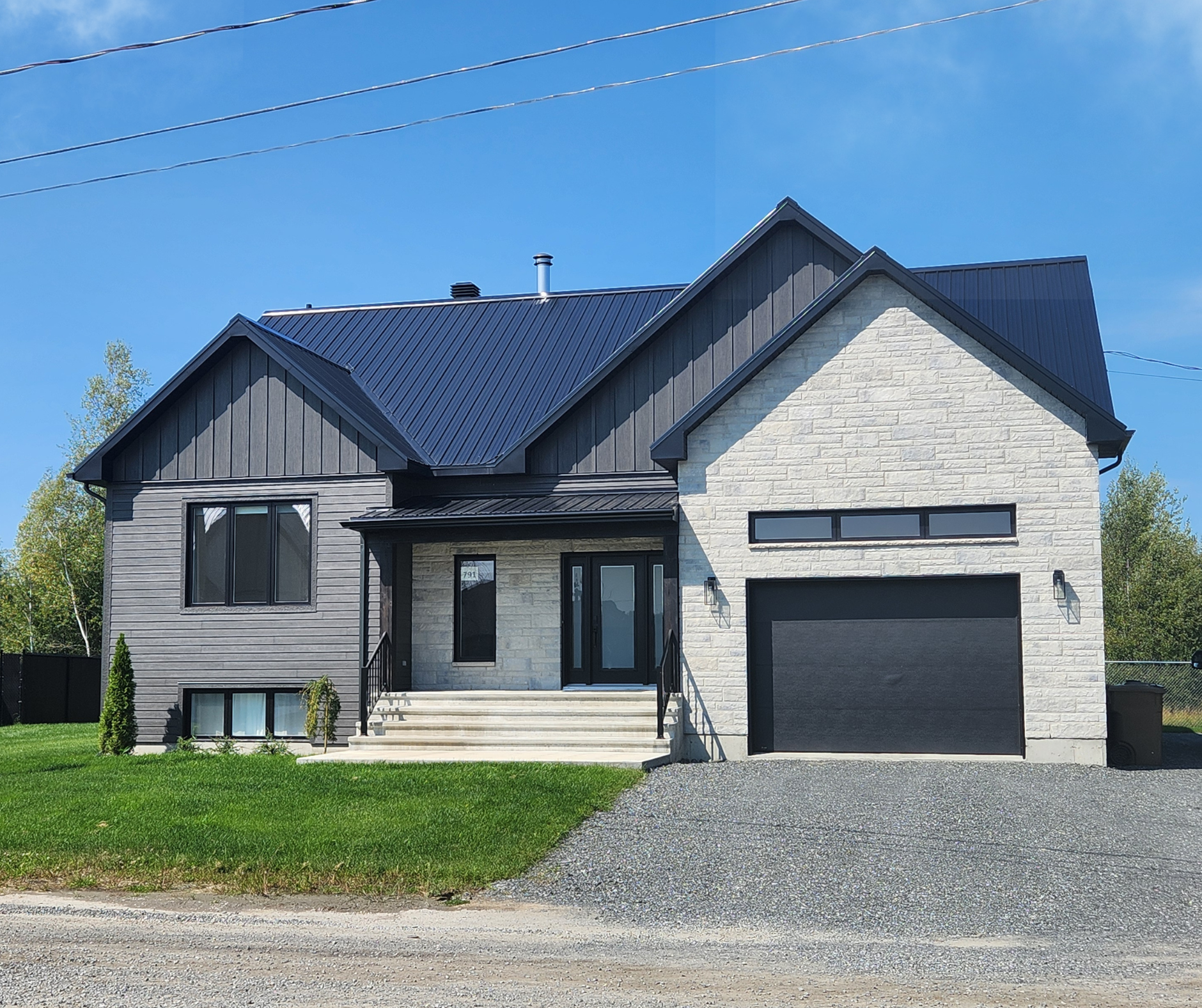 Photo d'une maison en été