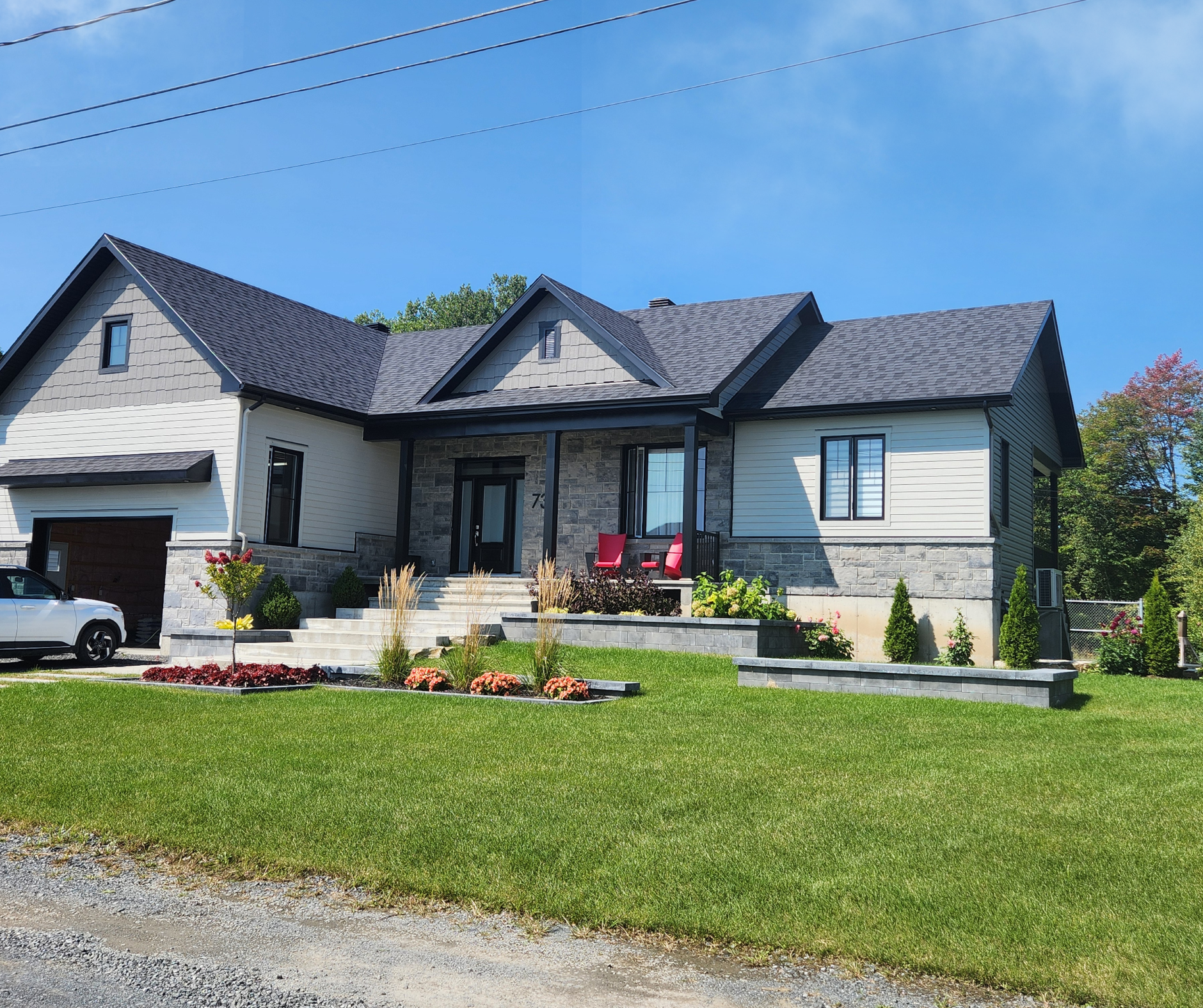 Photo d'une maison grise