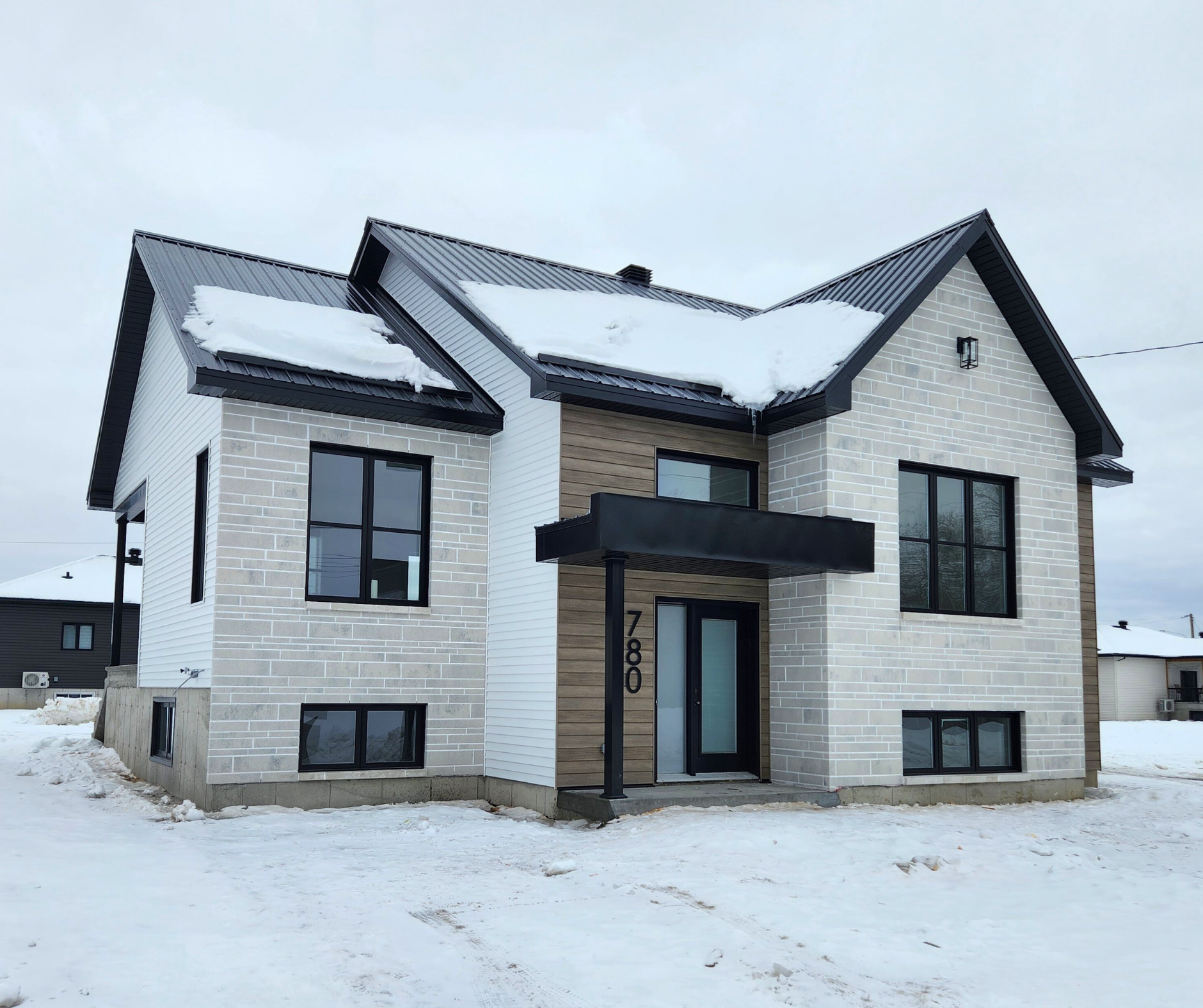 Photo d'une maison blanche et brune