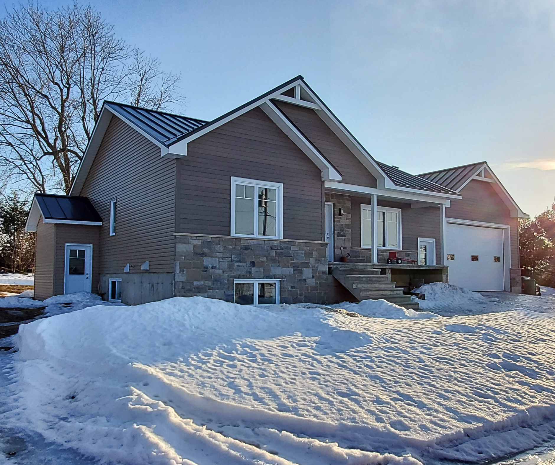 Photo d'une maison brune orangée