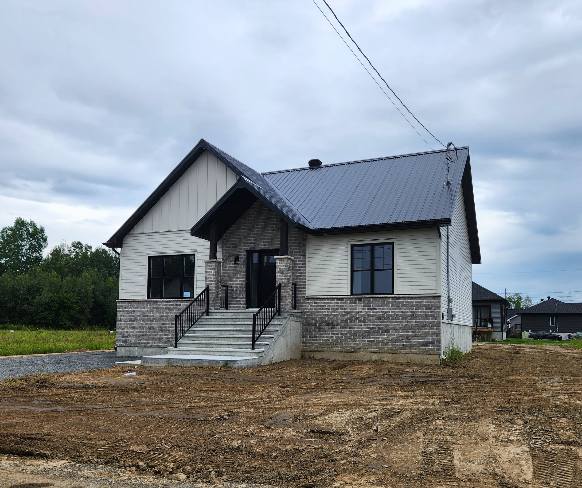 Photo d'une maison blanche par Construction Desmarais