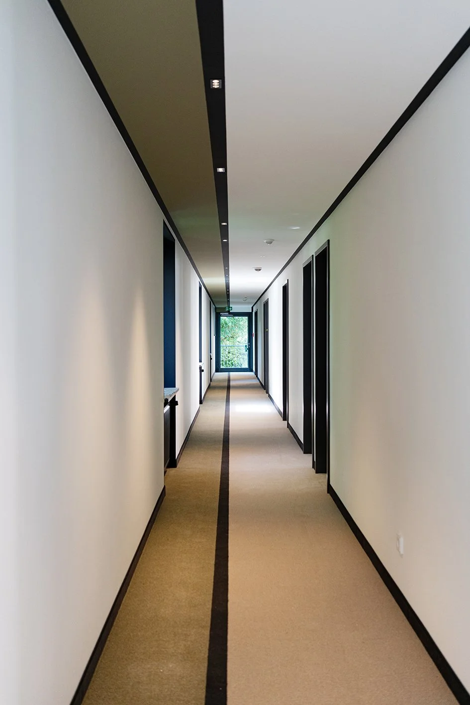 mlh-innen-architektur-flur-design-new-deutschness-hotello-hohenzollernstrasse-08.jpg