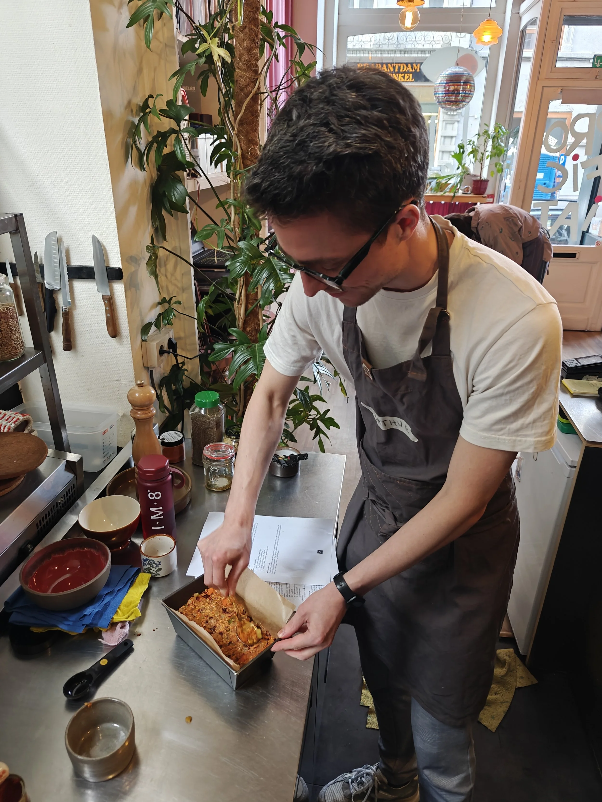 Deelnemer maakt vleesbrood van peulvruchten op plantaardige kookworkshop in Gent