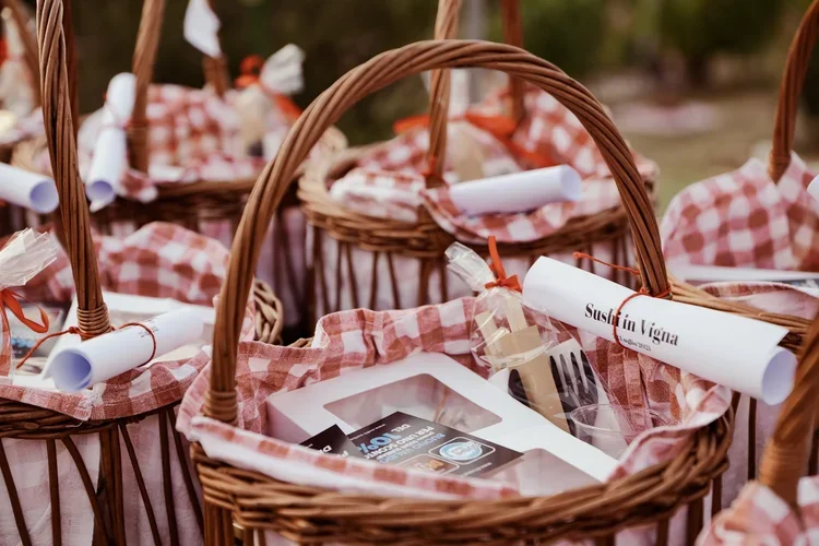 Food&Drinks_Wine_Tasting_Picnic_3.webp