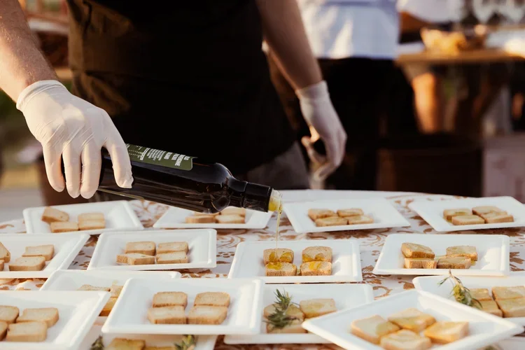 Food&Drinks_Wine_Tasting_Picnic_2.webp