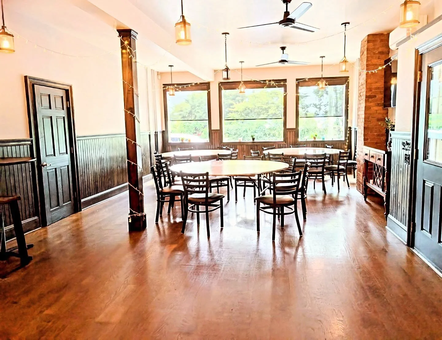 We love these pics of the empty party space- it lets you envision what YOUR event could look like! 

If you're hoping to have a holiday party, wedding reception, bridal shower, or just a fun, private party with friends...whatever the occasion, we've 