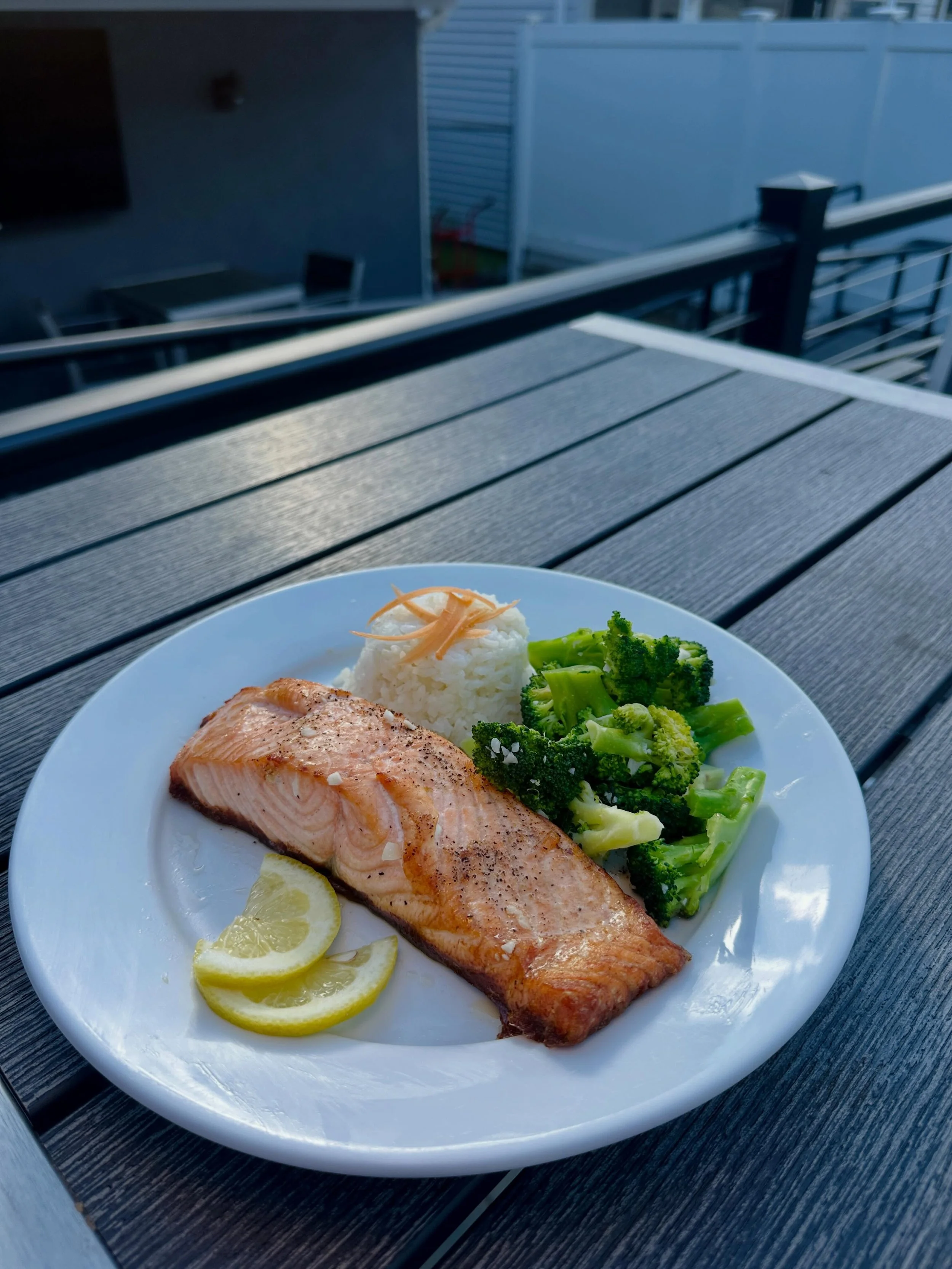 Celebrate Mom with something special this Mother&rsquo;s Day 💐✨Perfectly grilled salmon served with rice and fresh broccoli 🍋 Simple, fresh, and made for a relaxing Sunday with family.
Don&rsquo;t forget to make your reservation for Sunday!