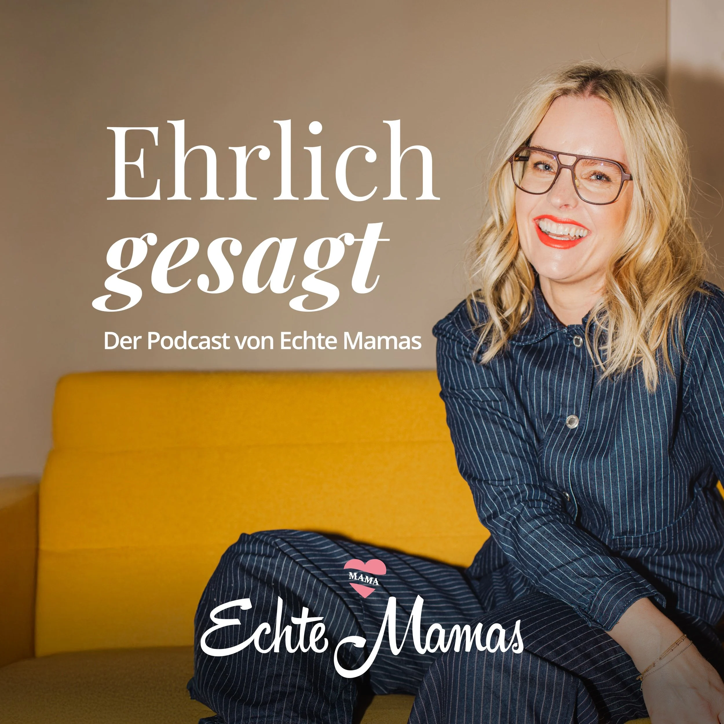 Eine lachende blonde Frau mit Brille sitzt auf einem gelben Sofa, trägt eine dunkle, gestreifte Pyjamas. Der Text auf dem Bild lautet: 'Ehrlich gesagt' und 'Der Podcast von Echte Mamas'.