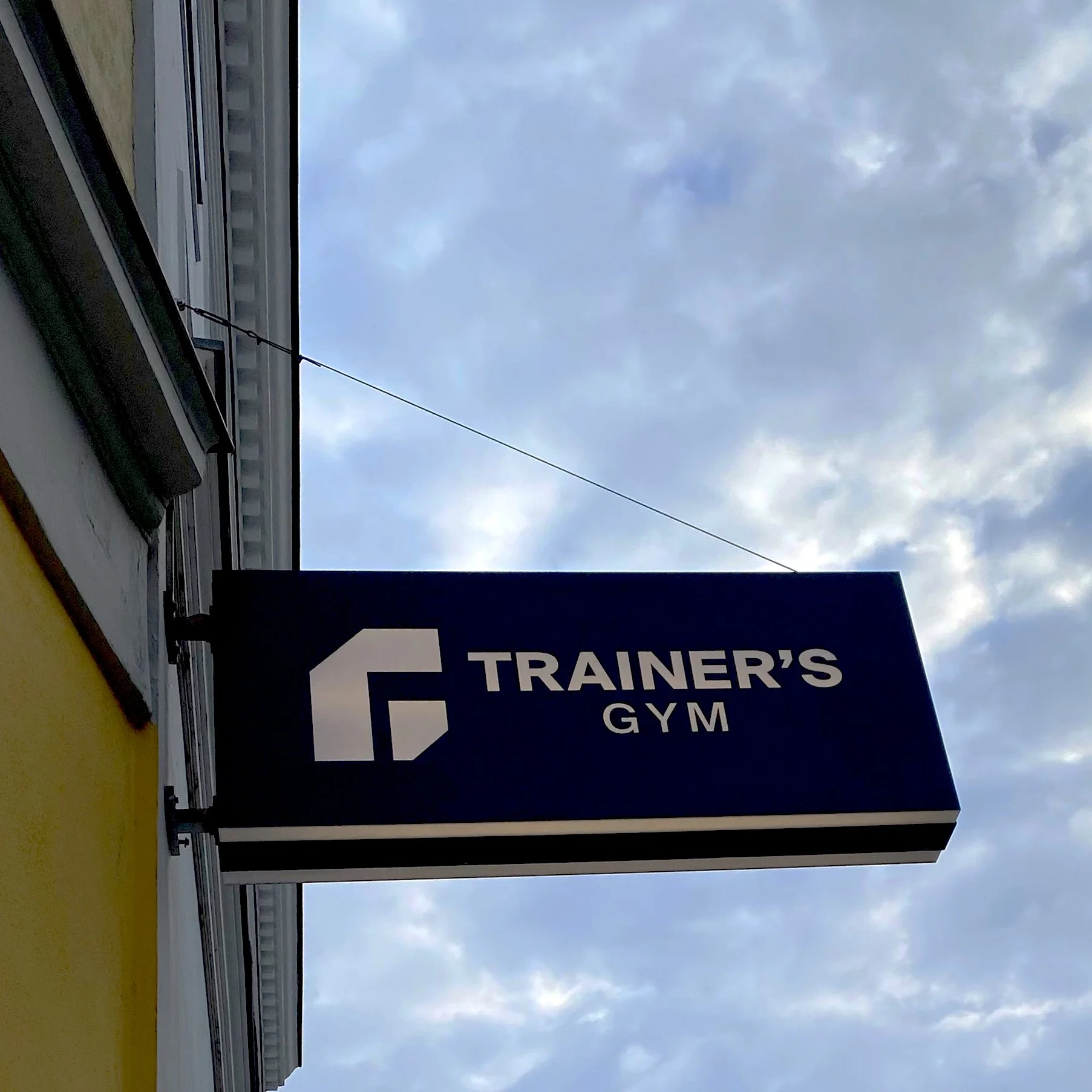 Leuchtreklame eines Fitnessstudios