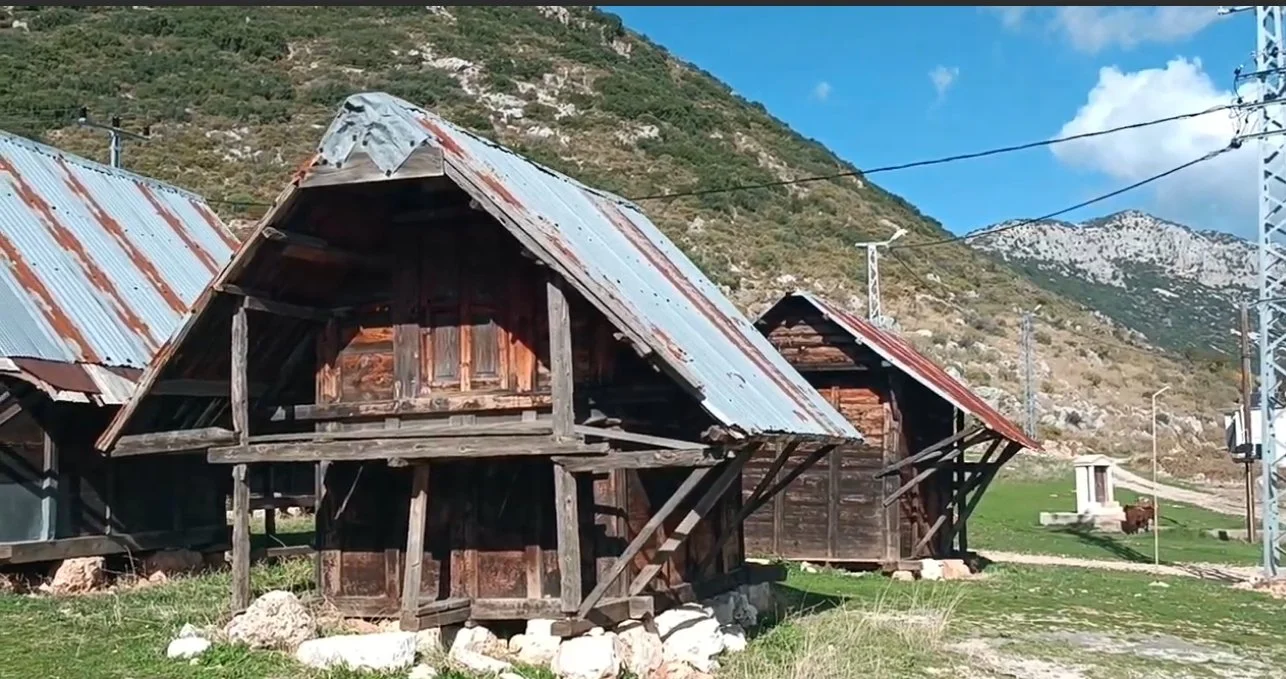 Dağ manzaralı, eski ve bakımsız ahşap evler