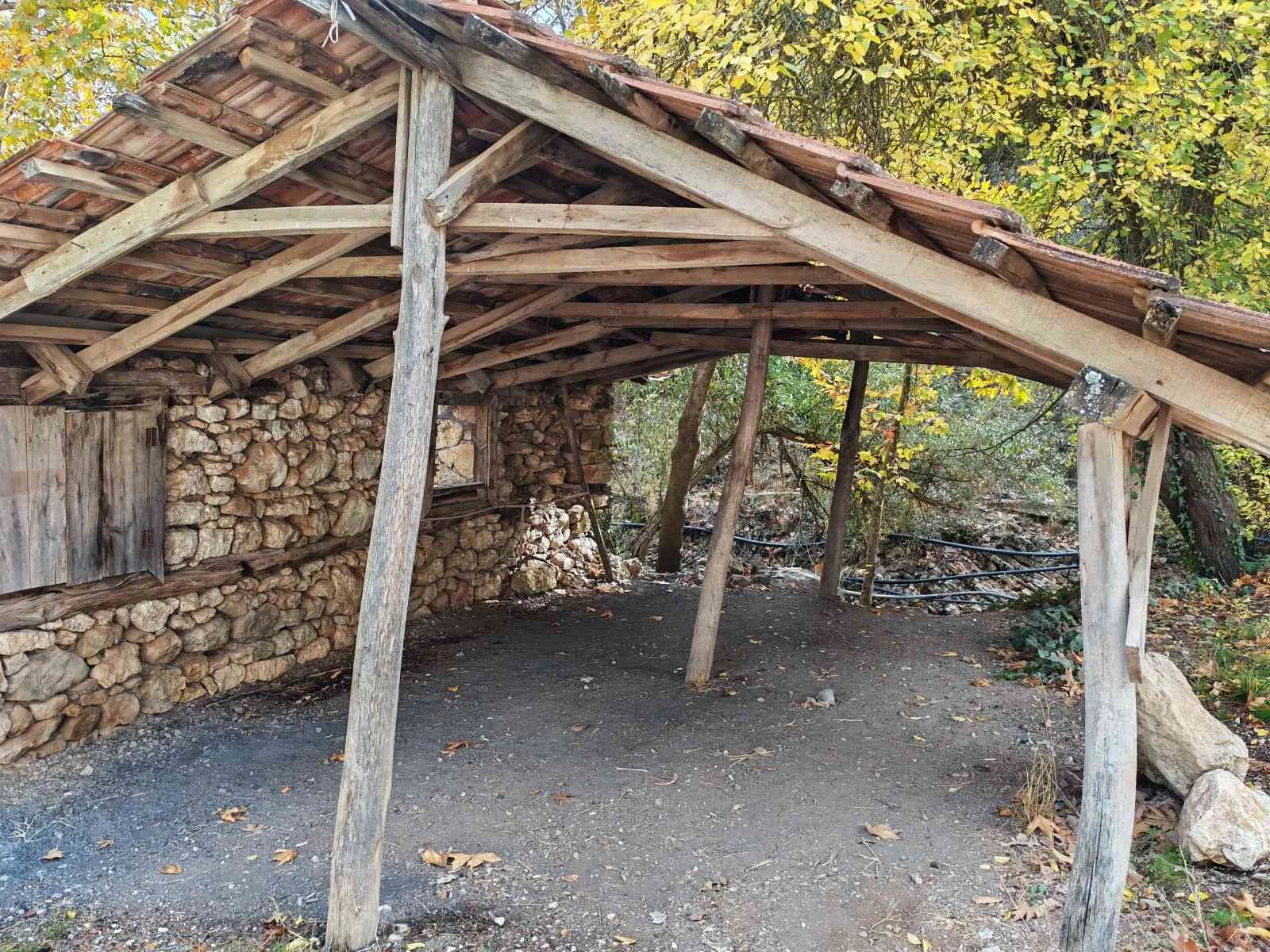 Sinandeğirmeni`nde bulunan yıkık bir restorant