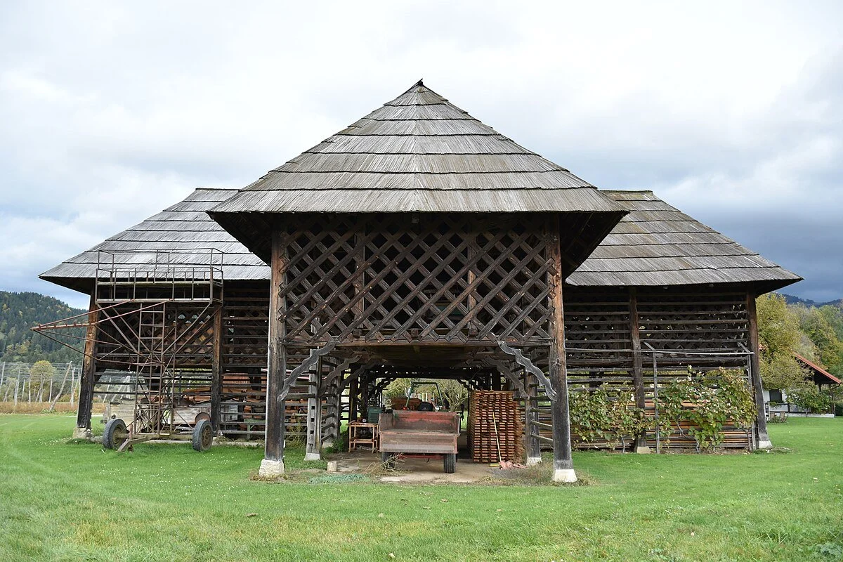 Ahşap yapı, çiftlik veya kırsal alan, açık alan, tarlalar ve ağaçlar.