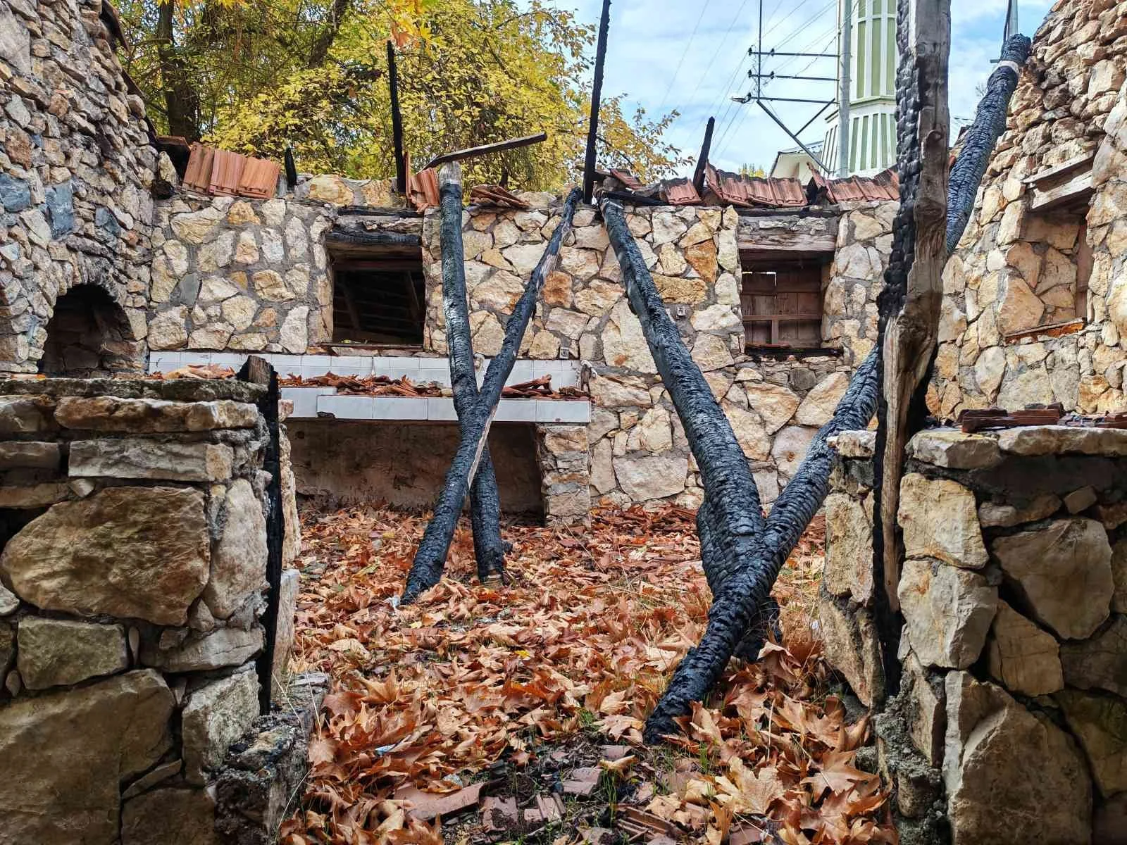 Zamanında kullanılmış fakat yangından dolayı kapatılmı bir restorant