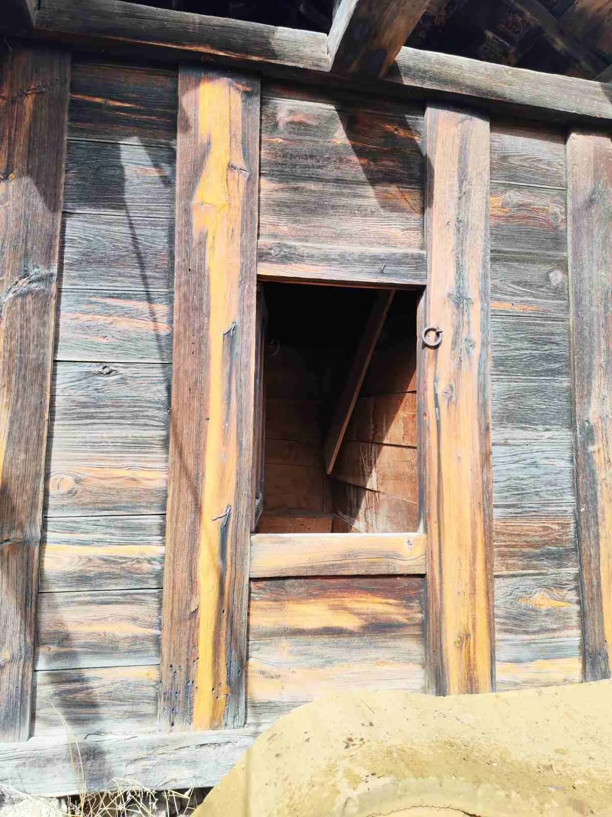 Eski tahta duvar ve pencereden görünüm.