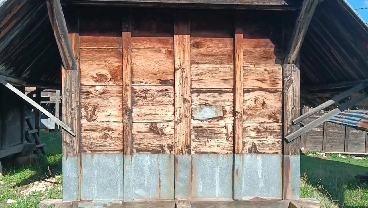 Ahşap ve metal malzemelerden yapılmış, çatısı alüminyum veya metal levha olan küçük bir kulübe ya da kümes.