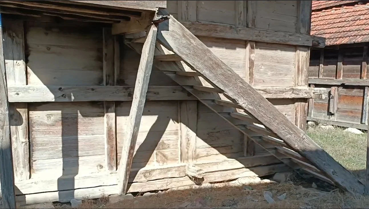 Ahşap marangozluk ve merdiven detayları, eski ve kullanıma hazır ahşap yapılar, dış mekanda güneş ışığı ve gölgeleri.