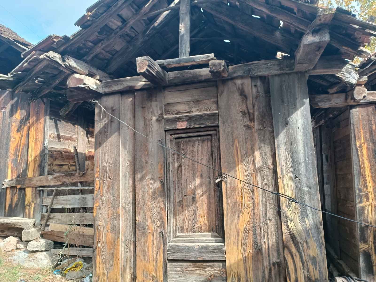 Ahşap ve yıkılmış eski köy evi.