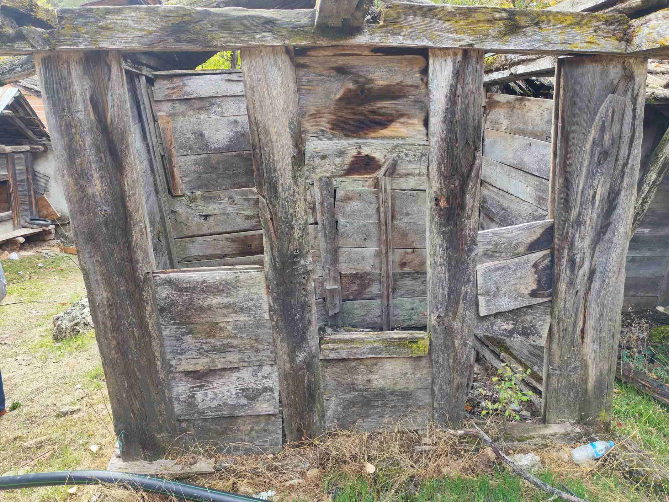 Eski ve harabe olmuş ahşap yapı, çatısı ve duvarları yıkılmış.