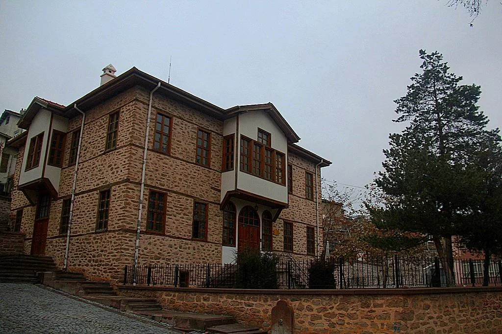 Sille mağaraları, akademik platformlarda tartışılan çok önemli kırsal turizm potansiyelidir.