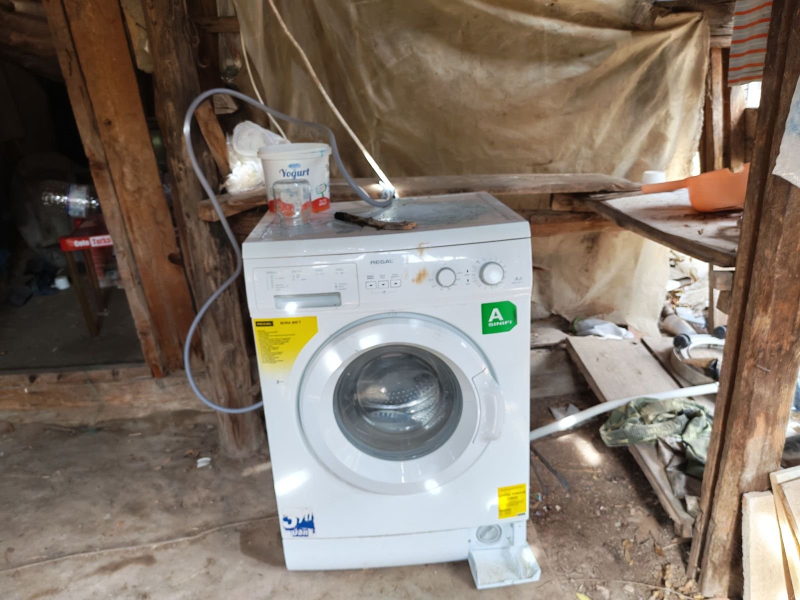 Sinandeğirmeni`nde terk edilmiş çamaşır makinesi