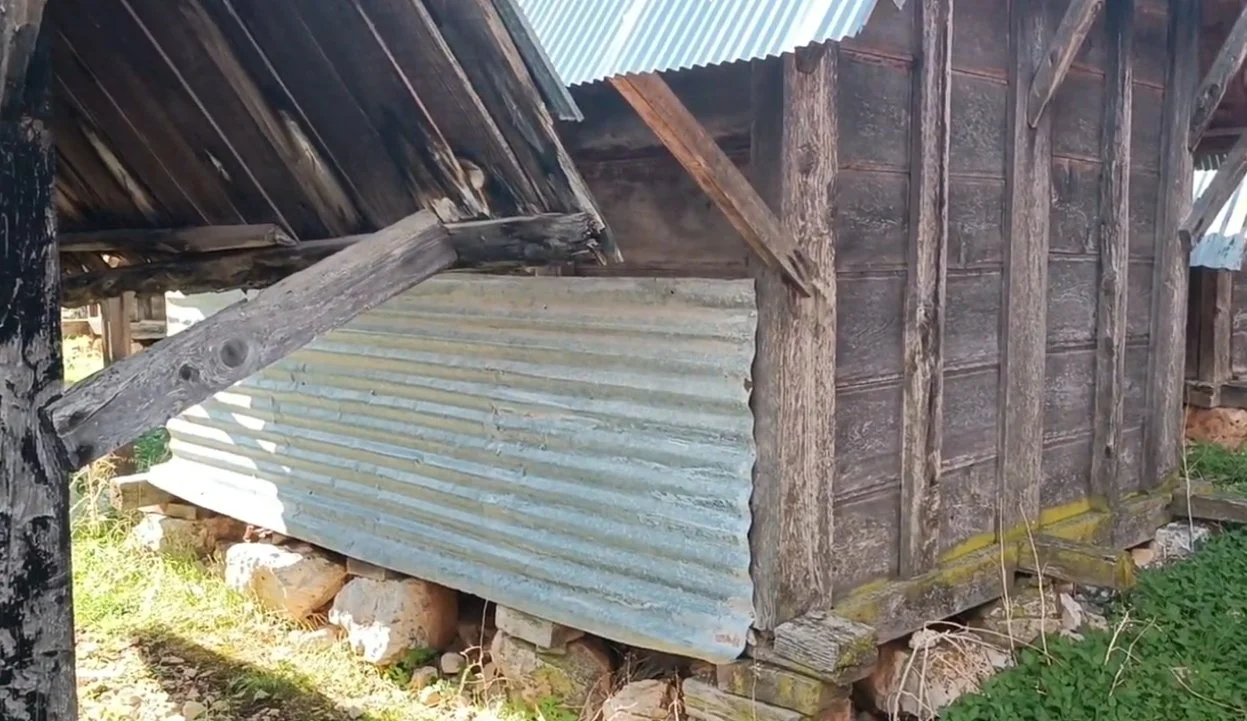 Ahşap ve metal malzemelerden yapılmış eski bir kulübe veya kulube.