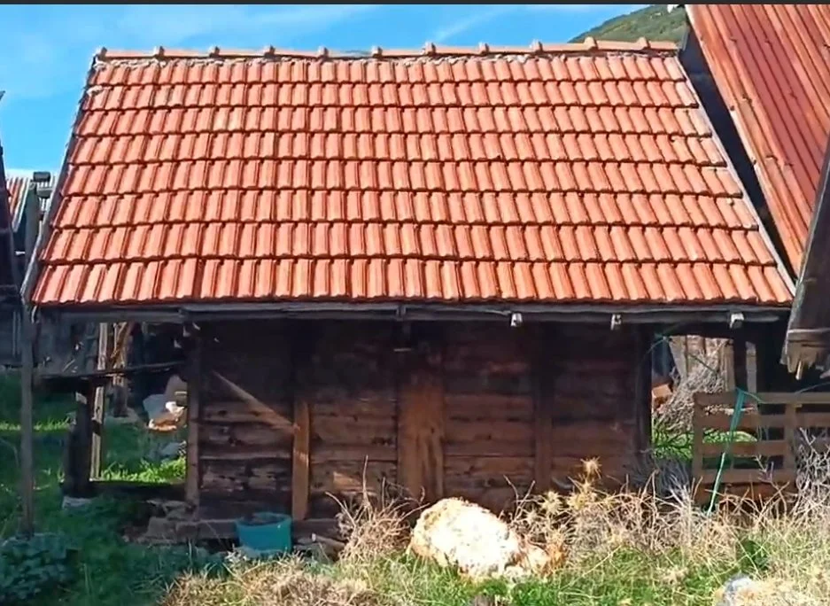 Ahşap ve kırmızı kiremitli bir kız evinin önü.