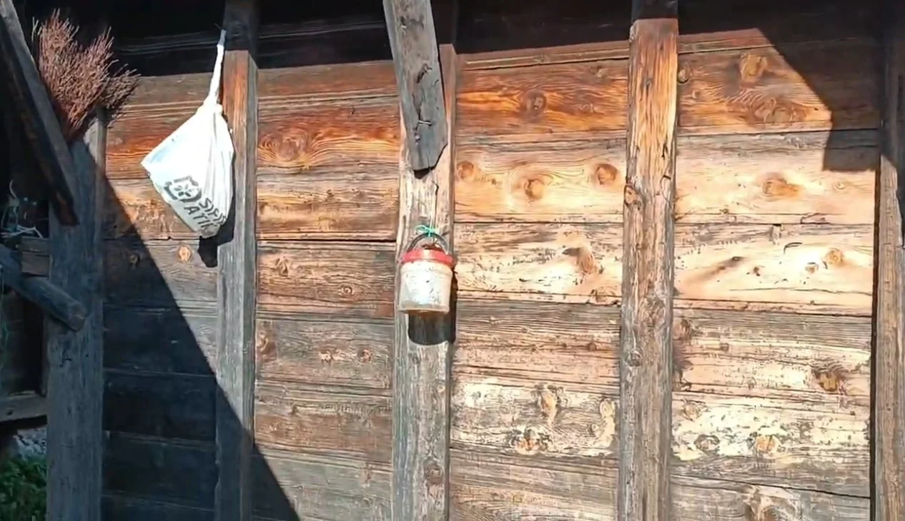 Ahşap bir duvar üzerinde asılı kırmızı ve beyaz kutu.